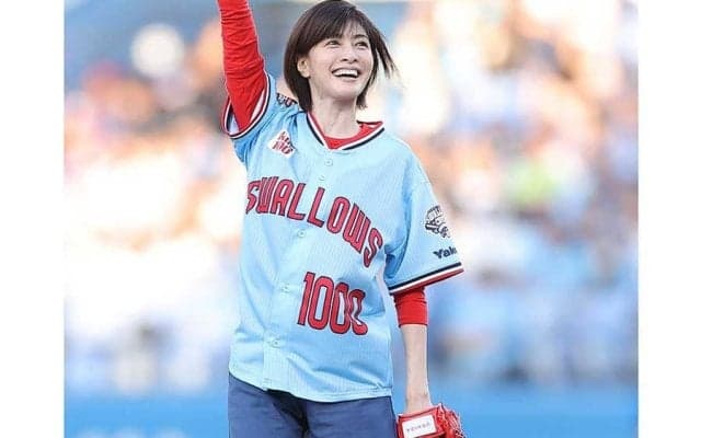 48歳女優の美貌に「時が止まっている」　青ショーパンに神宮大反響「笑顔がたまらん」