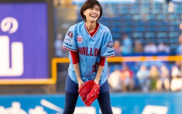 奇跡の48歳　美人女優の神宮降臨に止まぬ反響「ずっと見ていられる」「時が止まった」