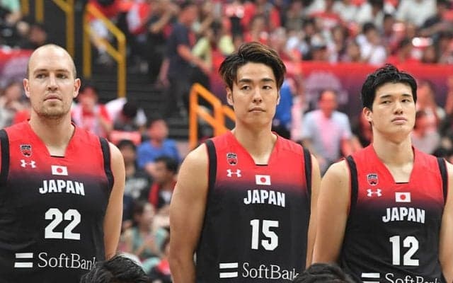 渡邊雄太がファジーカスの引退試合にサプライズ登場…ブレイブレッドのユニ姿でアリウープダンク披露