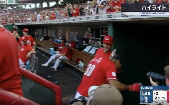 一体、何が起こった…！？ チームメイトたちがいきなり消えた…！？ ホームラン直後にベンチで起きた“異変”が話題に 「怖いだろw」「アクシデントかと思った」