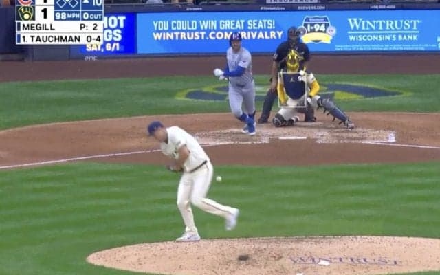 息してるか…？ 弾丸ライナーの“殺人級ピッチャー返し”直撃の瞬間　グラブを落としてフラフラと歩き出した… ネット震撼「当たり方ヤバいだろ」「すごい音だな」