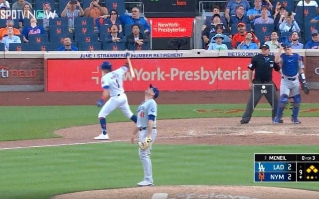 物議を醸す… “怒りのバット投げ”に批判殺到！ ドジャース捕手もドン引き… 凡退した打者のリアクションがヤバすぎる「キレすぎ」「打てなかっただけだろw」