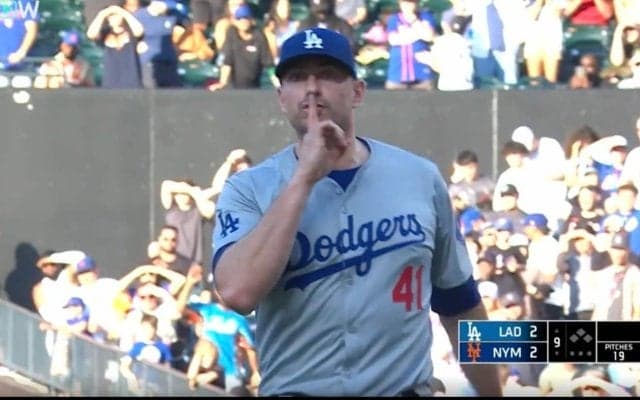 お前らうるせえから黙れ！ 相手ベンチへの“挑発”がヤバすぎる　ド軍リリーフが見せたパフォーマンスが話題に「カッコ良すぎる」「日本だったら炎上w」