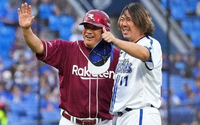 挑発球→睨み合いから衝撃“珍事”　55歳と36歳の勇姿にハマスタ騒然「笑わせてくれる」