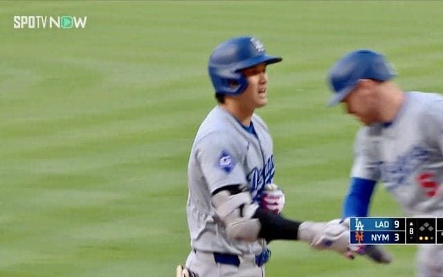ショウヘイ、良かったな…大谷翔平、10戦ぶりHR直後の光景が“感動的”　MVP男の静かな歓迎に大谷の頬が緩む瞬間