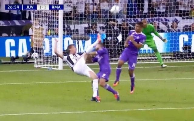 世界驚愕の“豪快オーバーヘッド弾”が炸裂！ ユヴェントスFWの一撃はCL決勝ゴラッソ史で何位？ C・ロナウドら擁する最強レアル・マドリードを追い詰めた瞬間
