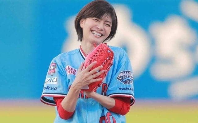 「本当に48歳？」“美しすぎる”始球式が異例の大反響　1日経っても見惚れるファン続出
