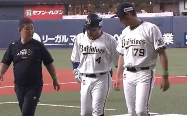 オリックス、森友哉が負傷交代　三ゴロ併殺で右太腿負傷、トレーナーに付き添われ退場