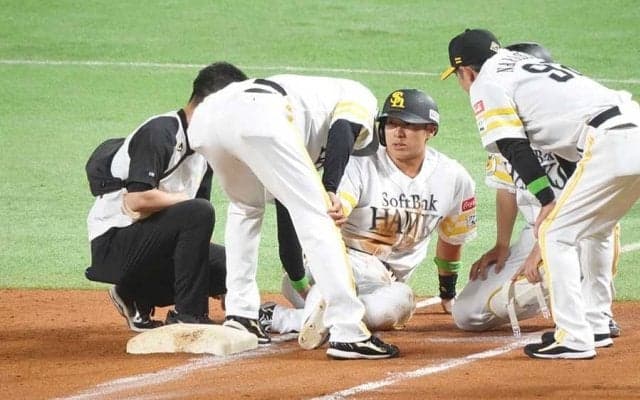 鷹・柳田悠岐が脚を痛め交代　立ち上がれず騒然…担架登場もトレーナーの肩借りベンチへ