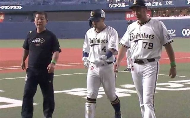 負傷交代の森友哉は「右太腿裏に強い張り」　オリックスが発表、離脱者続出の緊急事態