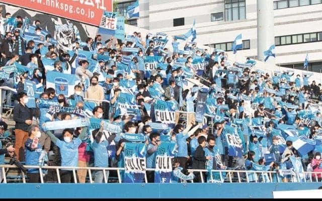 「カッコ良すぎる！」「これは予想してなかった」横浜FCの限定ユニフォーム、“キングカズ”もプレーしたオリヴェイレンセトのコラボが話題「すごく良い」