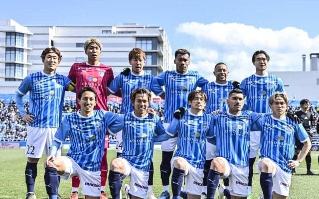 「赤は予想してなかった」J2横浜FCが発表した意外なカラーリングの「限定ユニフォーム」に驚き広がる！「これだけ赤入ってるユニ将来絶対レアだと思う」「新鮮だね」の声