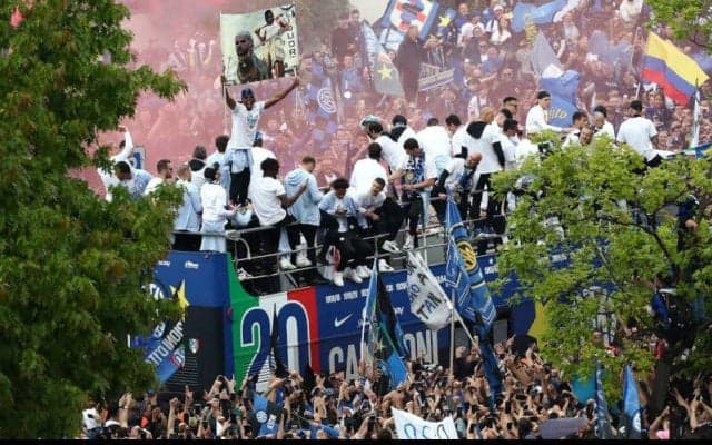 FIGC、優勝パレードでテオ・エルナンデスを侮辱する旗を掲げたダンフリースとインテルに4000ユーロの罰金処分を科す