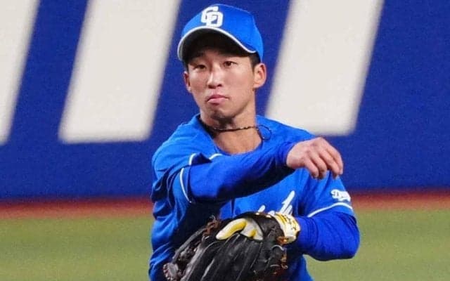 中日23歳に驚愕「どうやって送球？」　膝つき高速1回転…高速美技に「見たことない」