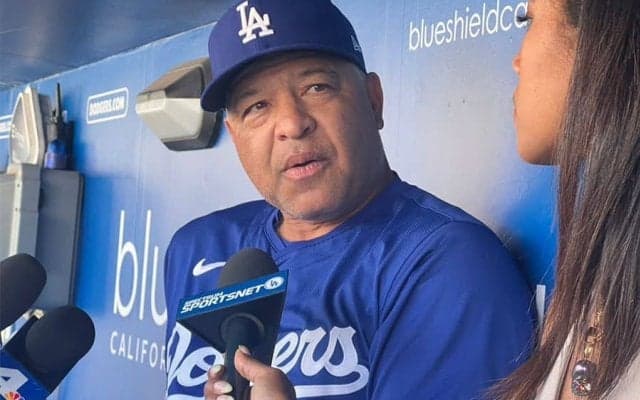 山本由伸、指揮官を英語で祝福「Happy Birthday, Doc！」　52歳のロバーツ監督も笑顔