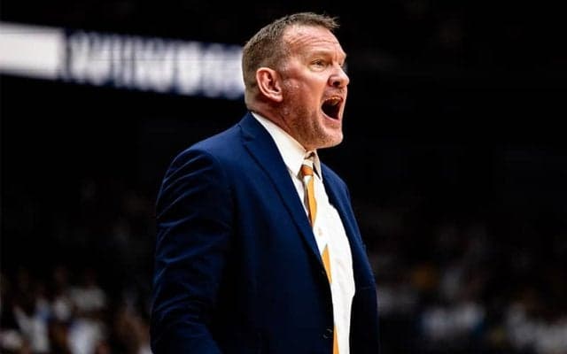 “初優勝”広島のミリングHCが『最優秀ヘッドコーチ賞』に輝く…式では決め台詞も炸裂