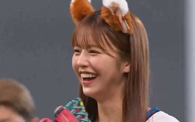 “きつね美女”が絶叫ミニスカ投球　27歳人気モデル、ボール届かず「あーーーー！」