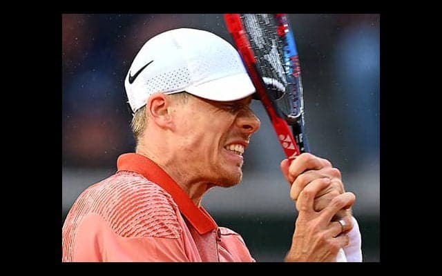 苛立ち見せラケットで自身の頭を強打