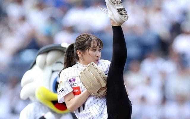 打者に向かって足ピーン“大開脚”　頭の上まであがる足…軟体女子アナに場内どよめき