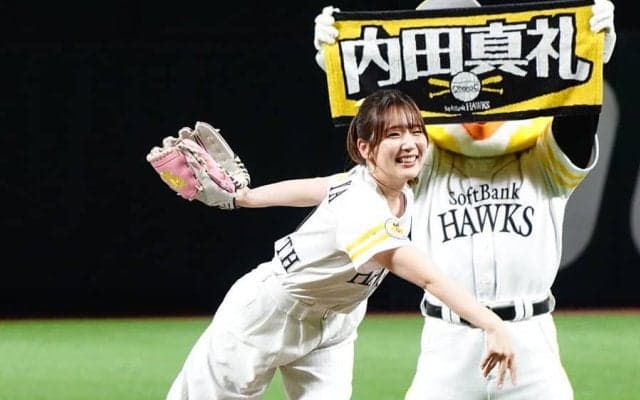 “照れ笑い”も神話継続「ガチ天使」　ポニテ＆白パンツ…女神の一投に「癒されるわ」