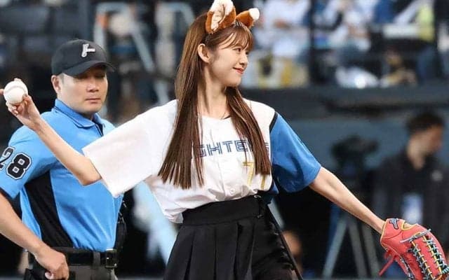 “ミニスカきつね”に熱狂「かわいい」　尻尾フリフリの一投…弾ける笑顔が「美人だな」