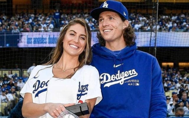 大谷翔平同僚の金髪彼女が始球式　マウンド付近でハグ…長身右腕も笑顔、球場は大喝采