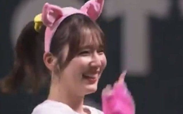 「推しが可愛すぎて」　ピンク耳つけてフリフリ…はにかむ笑顔が「カワイイの権化」