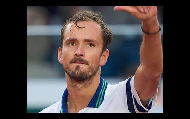 主審が鳩を救助 メド「無事を祈る」