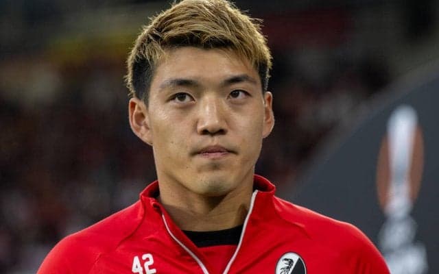 「とうとう顔出し！」「綺麗な奥様」結婚発表の堂安律が妻と顔出し2ショット！ 妻の肩を抱く幸せぶりが大反響「お似合いすぎる！」