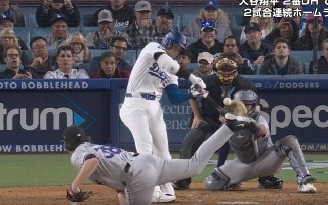衝撃の打球音！ 大谷翔平、フルスイングで“異変”が起きた…！？ 相手ピッチャーが思わずビビった瞬間 「少し低かったらスタンドいった」「化け物だな」