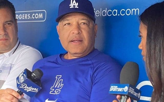 大谷＆真美子夫妻、ロバーツ監督にウイスキープレゼント　52歳の誕生日祝い…指揮官も満足