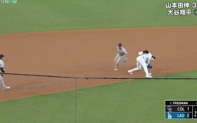 えっ？ なんで…！？ 大谷翔平の“予想外の動き”に球場騒然　一体、何が起きた…？ 盗塁成功直後にまさかの“牽制死”「ケガしないか心配」「裏かかれた？」