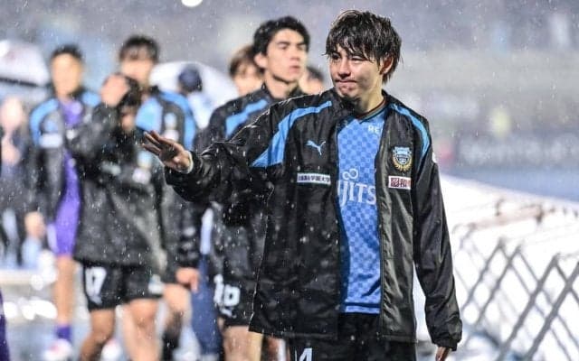 「こんなん見てるこっちも泣いちゃう」J1川崎の主将・脇坂泰斗が試合後に思わず見せた「感情あふれる行動」がサポーターの涙を誘う！ 前主将＆副主将の寄り添う姿も話題に