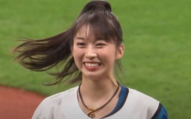 23歳美女がミニスカ始球式「めちゃくちゃ可愛い」　キラキラ豪快投球に「笑顔が素敵」