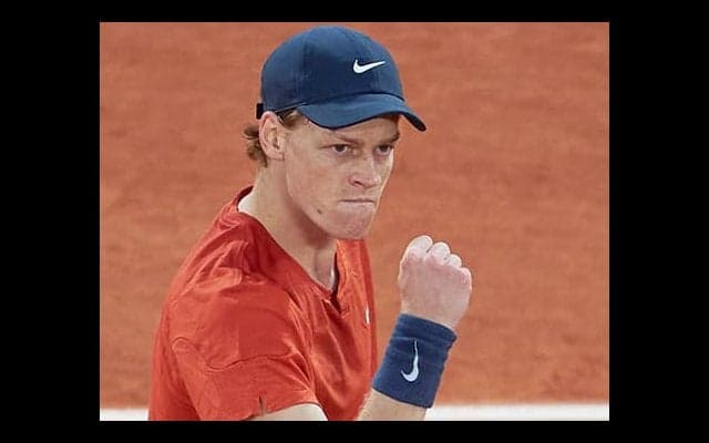 シナー 逆転で8強「厳しい試合」