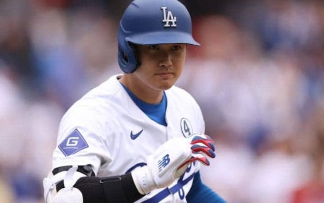 「ショウヘイが気遣う」大谷翔平の“神対応”に現地も反応…ファウルボールが球審に当たる！ 無安打も打撃妨害と申告敬遠で2度出塁