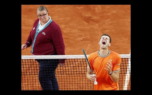 判定に不満、試合中に審判交代を要求