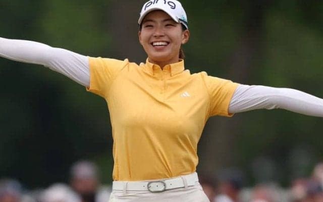 全米制覇の笹生優花を祝福した渋野日向子の“ハグ”に英紙が感嘆「満面の笑顔だ。失望の瞬間だったはずなのに」