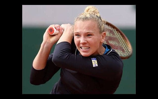  渾身のショット 恋人の頭に直撃 