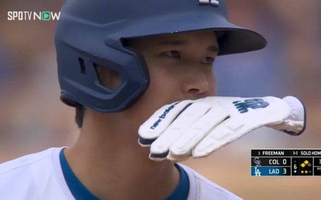 デコピン、見てるか？大谷翔平、突然の手袋パタパタシーンが日米ファンの間で話題に 犬の日に大型犬ならぬ“大谷犬”