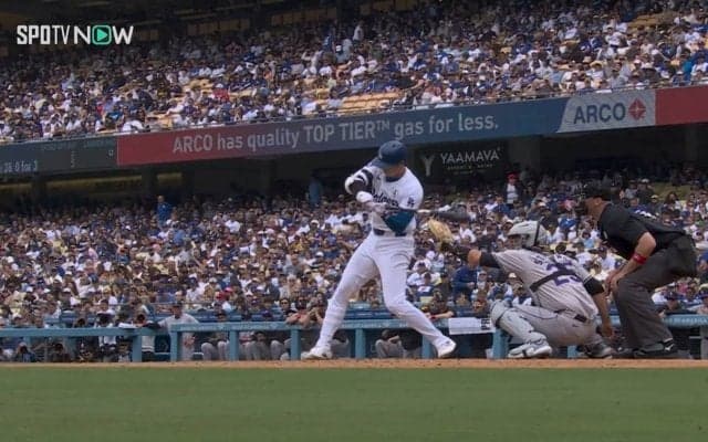 捕手の手が心配になる衝撃 大谷翔平のバットがミットを直撃 今季2度目の打撃妨害 あわや骨折のヒヤリな場面
