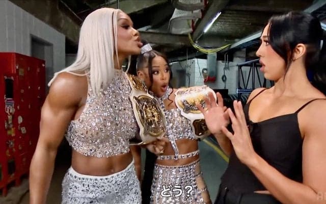 「華がありすぎてもはや嫉妬」全米最強女子タッグが“ド派手衣装”で会場入り　「腹筋エグっ！」際立つ肉体美にファン釘付け