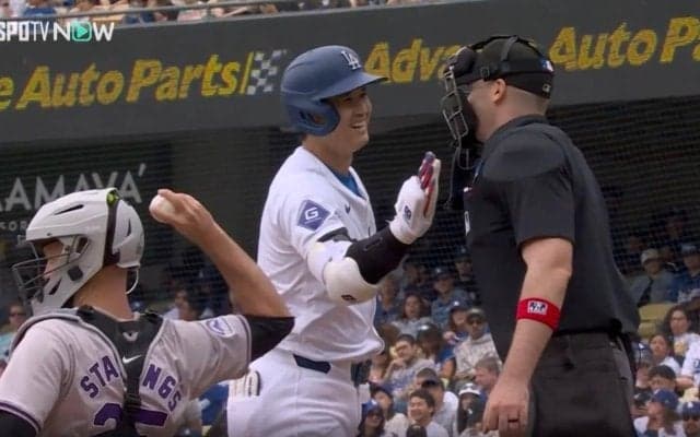 これは反則レベル！ 大谷翔平、人間性が分かる“一瞬の動き”　審判へ見せた“神リアクション”が世界中で話題に「なんだ、ただの聖人か」「イケメンすぎる」