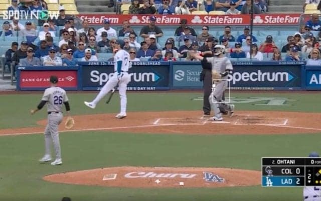 何かおかしい…！？ 大谷翔平に一体、何が起こったのか…！？ 見逃し三振で見せた“珍しい動き”にファン騒然「どうした？」「まだ調子悪いのかな」