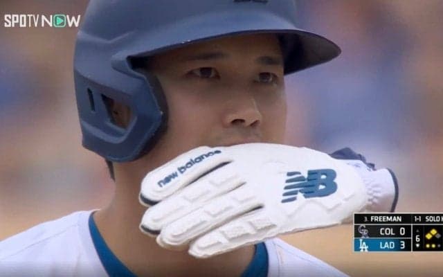 いつもと違う…！？ 大谷翔平に“異変”が起きた…！？ 中継カメラがとらえた激レアシーン　“謎のリアクション”にファン騒然「さすがに反則でしょ」「可愛すぎるw」