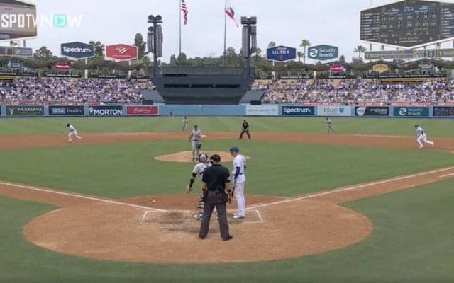 えっ？ マジかよ…！？ 大谷翔平の“一瞬の動き”がヤバすぎる　捕手が見てるのに全力スタート→進塁を決める瞬間「トップスピード速っ！」「大谷さんじゃなきゃアウト」