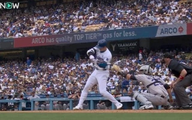 怖っ…！ 大丈夫かよ…！？ 大谷翔平、高速スイングしたバットが相手キャッチャーに直撃　中継カメラがとらえた衝撃の瞬間「よく骨折れないな」「手首いかれるだろ…」