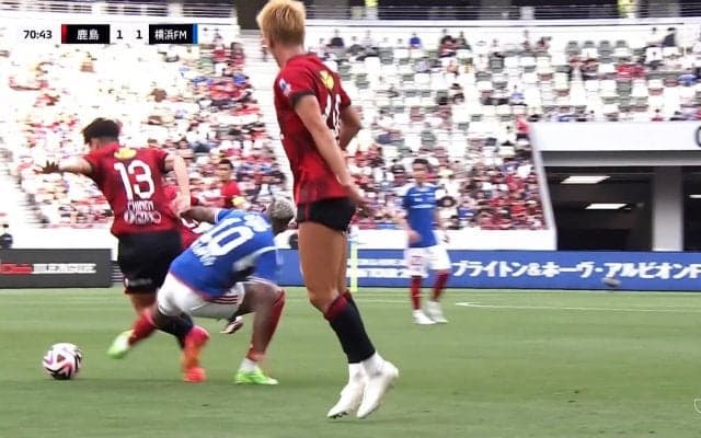 「退場だろ…」“本能的な報復行為”で一触即発！ 鈴木優磨のチャージで吹っ飛んだアンデルソン・ロペスが怒りの足払いタックルを見舞った瞬間「危ないプレー」