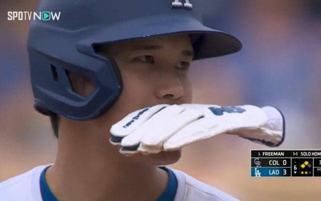 大谷翔平「犬の日」に狙ってた？口にくわえた手袋をピョコピョコ動かしファン大注目「ここにもワンコいた」