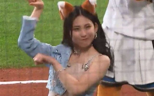 美人アイドルの肩だしドレス“変身”が「可愛いの極み」　キツネ共演が驚異の120万再生